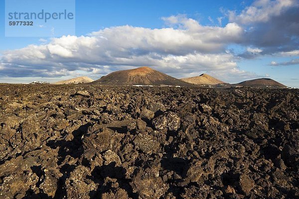 Unregelmäßige blockartige Lava (hawaiische Begriff: a'a) und Patina Zapfen der vulkanischen Landschaft der Nationalpark Timanfaya  Lanzarote  Kanarische Inseln  Spanien  Atlantik  Europa