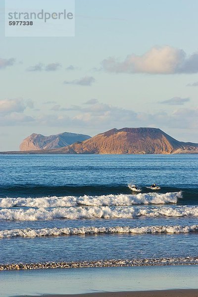 Graciosa Insel jenseits des besten Lanzarote surf Strand von Famara im Nordwesten der Insel  Famara  Lanzarote  Kanarische Inseln  Spanien  Atlantik  Europa