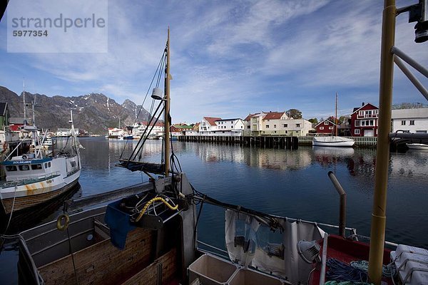 Walfänger Hafen Henningsvaer  bekannt als Venedig der Lofoten  Austvagoy  Lofoten Inseln  in Norwegen  Skandinavien  Europa Insel