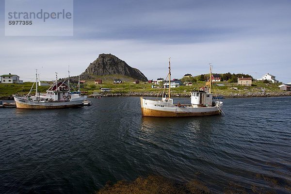 Vertäuten Fischerbooten  Vesteralen-Archipel  die nördliche Fortsetzung der Inselgruppe der Lofoten  Troms Nordland  Norwegen  Skandinavien  Europa