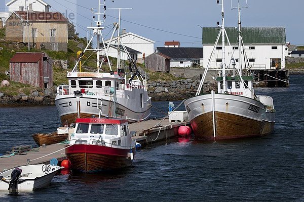Vertäuten Fischerbooten  Vesteralen-Archipel  die nördliche Fortsetzung der Inselgruppe der Lofoten  Troms Nordland  Norwegen  Skandinavien  Europa