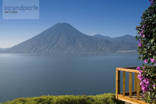 Lake Atitlan aus Lomas de Tzununa Hotel mit San Pedro Vulkan in den Hintergrund  Guatemala  Mittelamerika