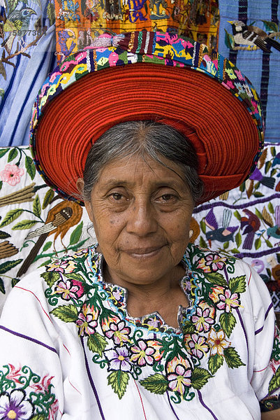 Indigene indische Frau in traditionellen Bluse (Huipiles)  mit einem Hut bezeichnet eine xk'ap  Santiago Atitlan  Lake Atitlan  Guatemala  Zentralamerika