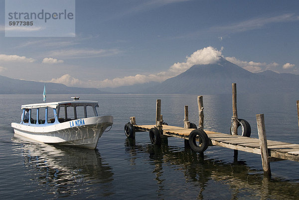 Informationsschalter Boot in der Nähe von Panajachel  San Pedro Vulkan in den Hintergrund  Lake Atitlan  Guatemala  Mittelamerika