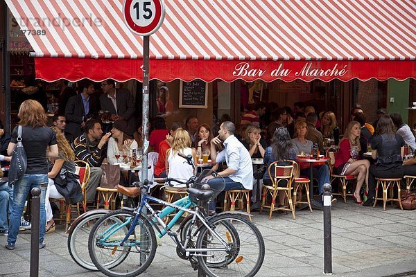 Menschen entspannen in einem Café  Rive Gauche  Paris  Frankreich  Europa