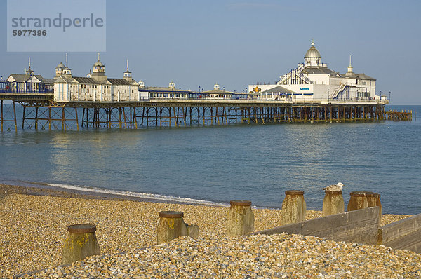 Eastbourne Pier  Strand und Buhnen  Eastbourne  East Sussex  England  Vereinigtes Königreich  Europa