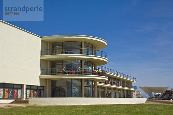 Outdoor-Bühne für Aufführungen und äußere Architektur  De La Warr Pavilion  Bexhill on Sea  East Sussex  England  Vereinigtes Königreich  Europa