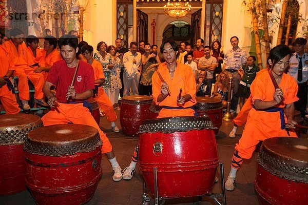 Drum- und Percussion-Musik für die traditionelle chinesische Neujahrsfest Löwentanz  Ho-Chi-Minh-Stadt  Vietnam  Indochina  Südostasien  Asien