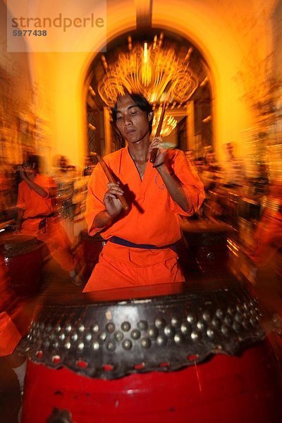 Drum- und Percussion-Musik für die traditionelle chinesische Neujahrsfest Löwentanz  Ho-Chi-Minh-Stadt  Vietnam  Indochina  Südostasien  Asien