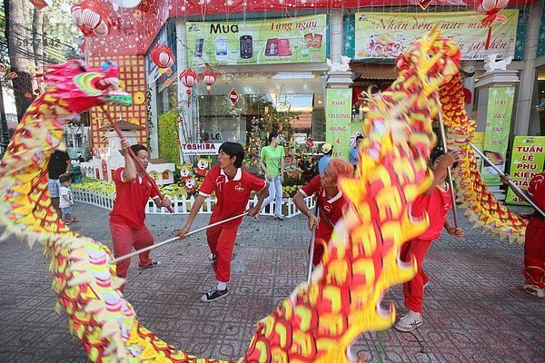Dragon Tanz Darsteller  Chinese New Year  Ho-Chi-Minh-Stadt  Vietnam  Indochina  Südostasien  Asien