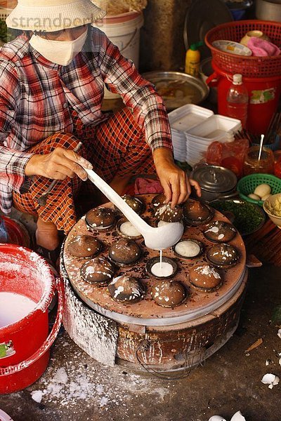 Vietnamesische Pfannkuchen in einem Straßenmarkt  Mui Ne  Bin Thuan  Vietnam  Indochina  Südostasien  Asien