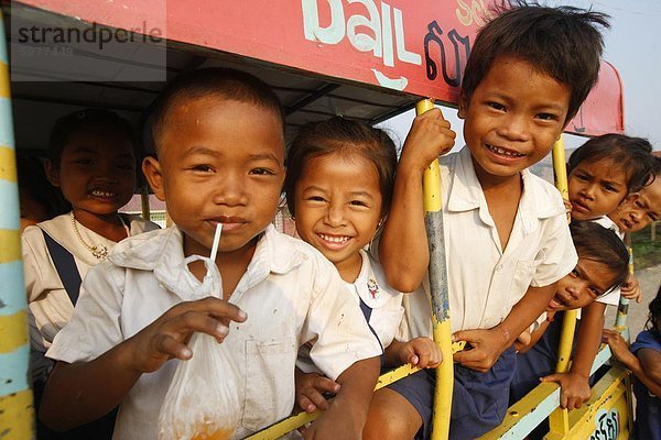 Kambodschanische Kinder auf dem Weg zur Schule  Siem Reap  Kambodscha  Indochina  Südostasien  Asien