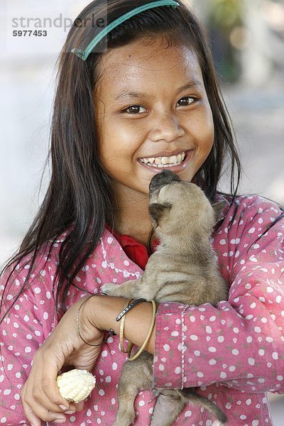 Kambodschanische Mädchen und ihr kleiner Hund  Siem Reap  Kambodscha  Indochina  Südostasien  Asien