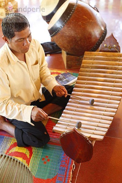 Gamelan-Instrumente in einem kambodschanischen Pagode  Siem Reap  Kambodscha  Indochina  Südostasien  Asien