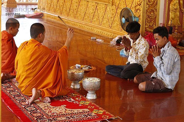 Buddhistische Zeremonie in eine kambodschanische Pagode  Siem Reap  Kambodscha  Indochina  Südostasien  Asien