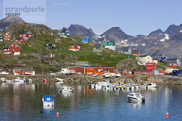 Hafen und Dorf  Ammassalik  Grönland  Arktis  Polarregionen
