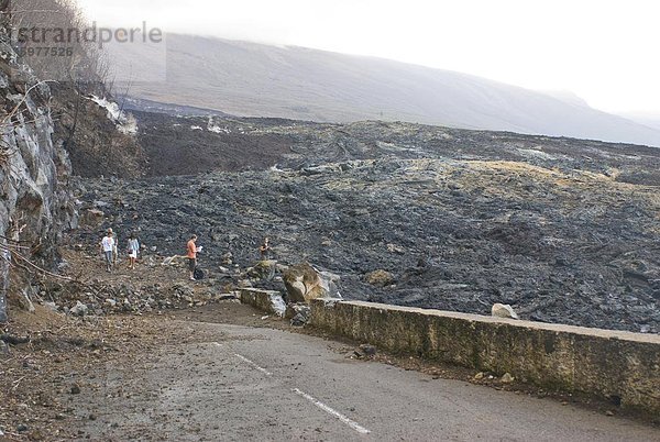 Lavastrom nach der Ausbruch des Piton De La Fournaise die Straße RN 2  La Réunion  Indischer Ozean  Afrika zerstört