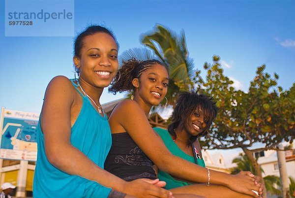 Drei Mädels von La Reunion am Strand von Saint Gilles des Baines  La Réunion  Indischer Ozean  Afrika