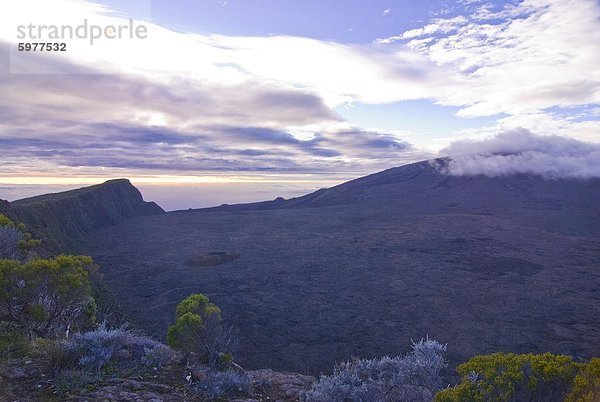 Sonnenuntergang über den Rand der Vulkan Piton De La Fournaise  La Réunion  Indischer Ozean  Afrika