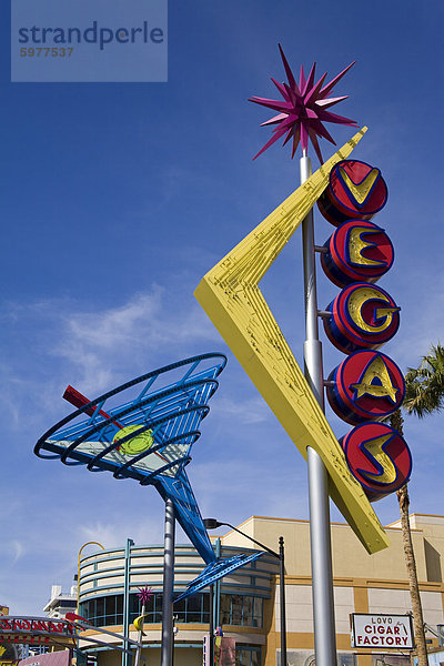 Historische Oscar Martini-Leuchtreklame auf der Fremont Street  Las Vegas  Nevada  Vereinigte Staaten von Amerika  Nordamerika