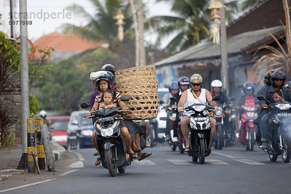 Motorräder im Verkehr  Kuta  Bali  Indonesien  Südostasien  Asien