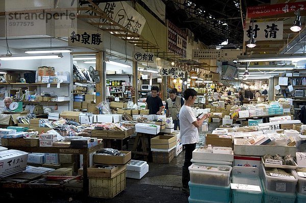 Innenansicht des Verkaufs Stände im Großhandel Tsukiji-Fischmarkt  der weltweit größten Fischmarkt in Tokio  Japan  Asien