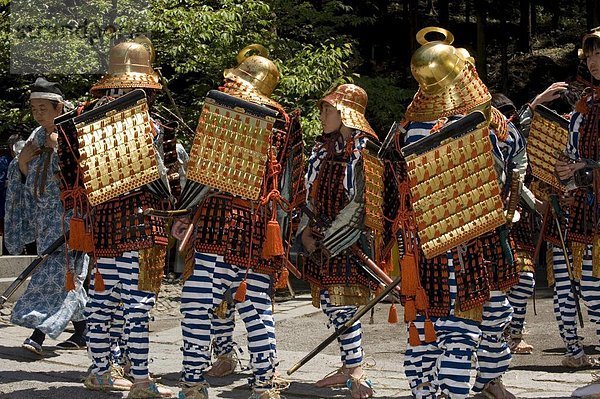 Samurai-Krieger tragen Kostüme während der Teilnahme an dem Festival Shunki Reitaisai in Nikko  Tochigi  Japan  Asien