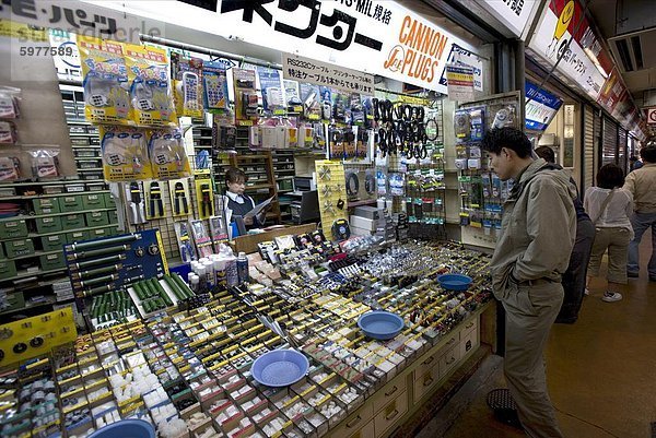 Geschäft verkauft elektronische Kleinteile im Consumer Elektronik Bezirk Akihabara  Tokyo  Japan  Asien