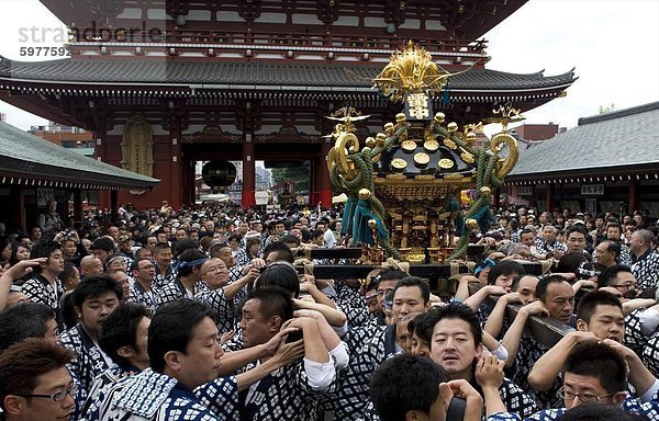 Ein Mikoshi (tragbarer Schrein) durchgeführt  Sensoji-Tempel während des Festivals Sanja in Asakusa  Tokio  Japan  Asien
