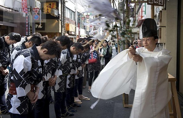 Shinto-Priester segnet eine Gruppe von Sanja Festival Teilnehmer an einer religiösen Zeremonie in Asakusa  Tokio  Japan  Asien