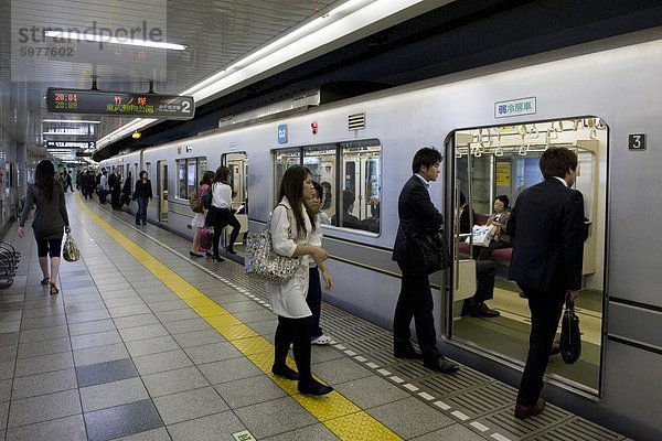Fluggäste Tokios Hibiya u-Bahn-Linie  Tokyo  Japan  Asien