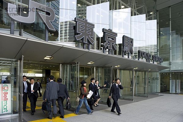 Geschäftsleute am Eingang zeitgenössische Glas auf Otemachi der Bahnhof Tokio  Japan  Asien