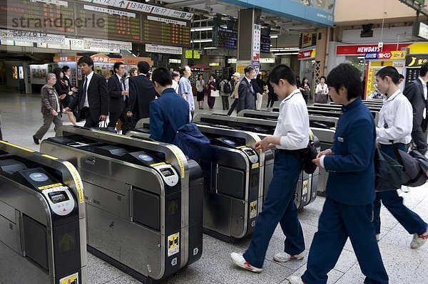 Passagiere  die durch automatische Ticket Pforten beim Betreten des JR Ueno-Bahnhofs in Tokio  Japan  Asien