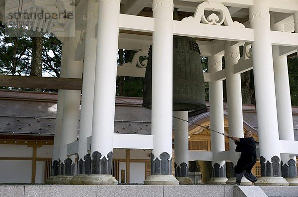 Buddhistischer Mönch Klingeln Tempelglocke Daito ohne Kane im Bereich Dai Garan Berg Koya  Wakayama  Japan  Asien