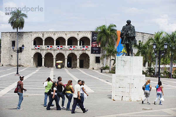 Statue von Frey Nicolas de Ovando und Virreinal Palace  Plaza Espana  koloniale Viertel  UNESCO Weltkulturerbe  Santo Domingo  Dominikanische Republik  Westindien  Caribbean  Mittelamerika