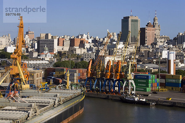 Containerhafen und City Skyline  Montevideo  Uruguay  Südamerika