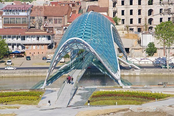 Neu errichtete Fußgängerbrücke  Tiblisi  Georgien  Kaukasus  Zentralasien  Asien