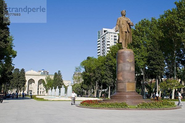 Statue und Brunnen in der Mitte von Baku  Aserbaidschan  Zentral-Asien  Asien
