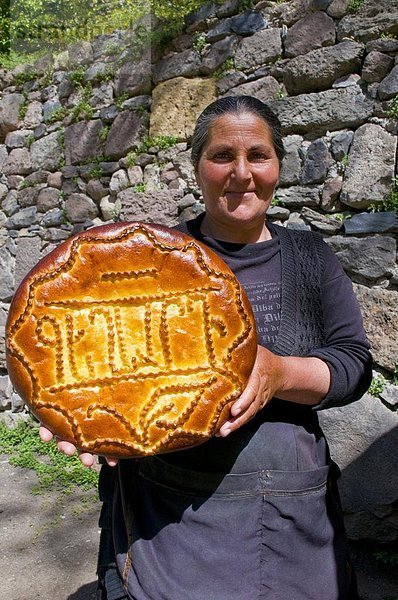 Frau verkaufen traditionelle Süßigkeiten  Geghard-Kloster Kloster  Armenien  Kaukasus  Zentralasien  Asien