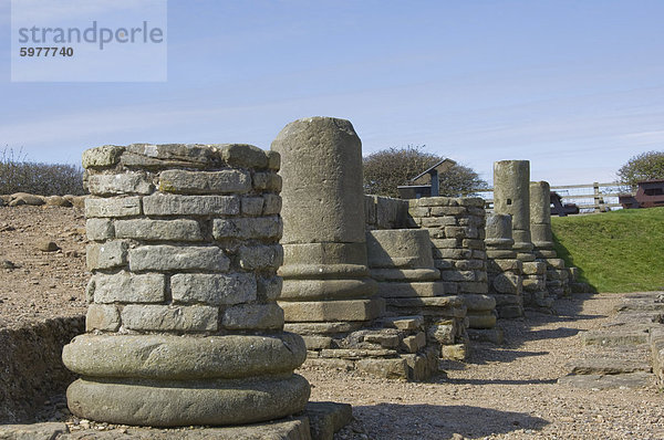 Spalte Basen am Eingang in die Kornkammer  die römische Stadt bei Corbridge  Hadrianswall Bereich  UNESCO World Heritage Site  Northumbria  England  Vereinigtes Königreich  Europa