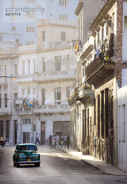 Alte amerikanische Auto fahren entlang ruhigen in Havanna Centro  Havanna  Kuba  Westindische Inseln  Karibik  Mittelamerika