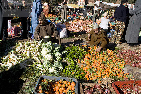 Obst und Gemüse Markt Stand  Asni  vor Marrakesch  Marokko  Nordafrika  Afrika