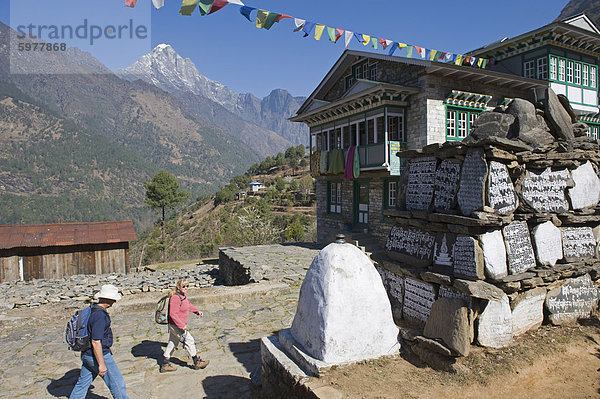Wanderer zu Fuß Vergangenheit ein Mani-Stein  Solu Khumbu-Everest-Region  Sagarmatha-Nationalpark  Nepal  Asien