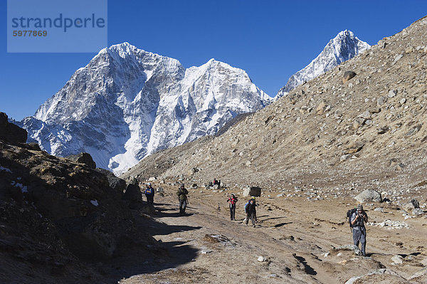 Wanderer am Weg nach Gorak Shep  Solu Khumbu-Everest-Region  Sagarmatha-Nationalpark  Himalaya  Nepal  Asien