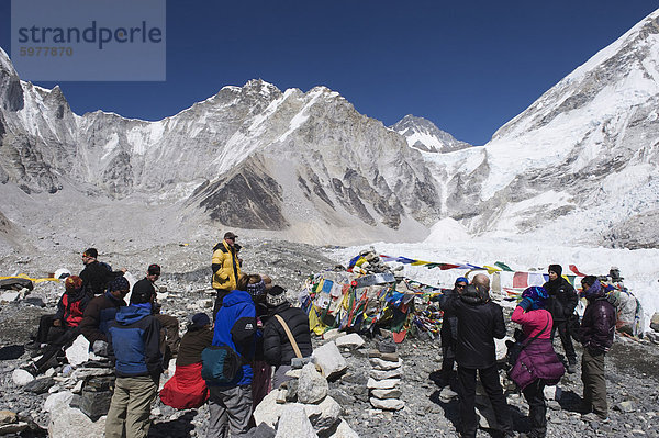 Wanderer am Everest Base Camp  Solu Khumbu-Everest-Region  Sagarmatha-Nationalpark  Himalaya  Nepal  Asien