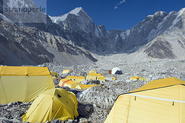 Gelbe Zelte am Everest Base Camp  Solu Khumbu-Everest-Region  Sagarmatha-Nationalpark  Himalaya  Nepal  Asien
