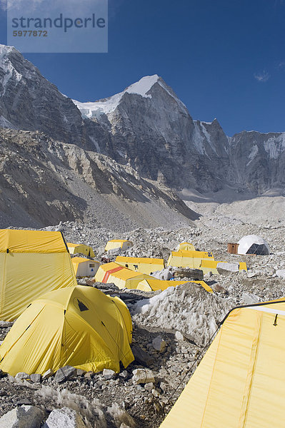 Gelbe Zelte am Everest Base Camp  Solu Khumbu-Everest-Region  Sagarmatha-Nationalpark  Himalaya  Nepal  Asien