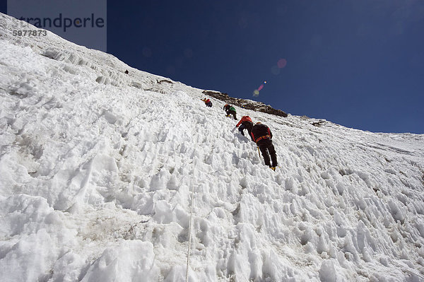 Bergsteiger auf einer Eiswand  Island Peak 6189m  Solu Khumbu-Everest-Region  Sagarmatha-Nationalpark  Himalaya  Nepal  Asien