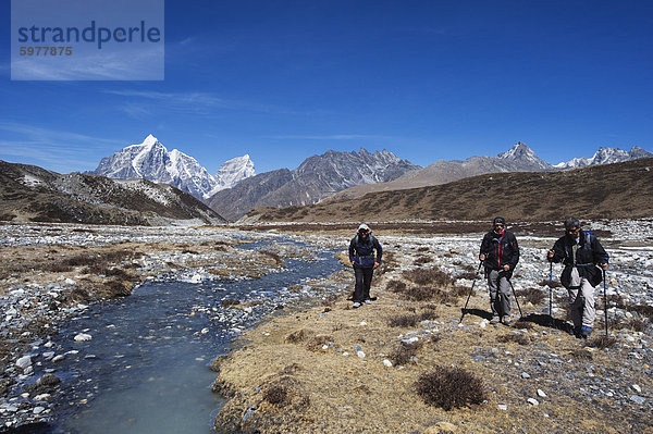 Wanderer in Chukhung Tal  Solu Khumbu-Everest-Region  Sagarmatha-Nationalpark  Himalaya  Nepal  Asien