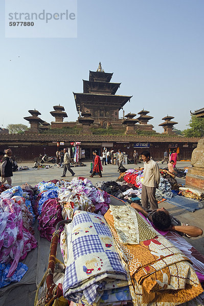 Markt auf der Strasse und Tempel am Durbar Square  Kathmandu  Nepal  Asien